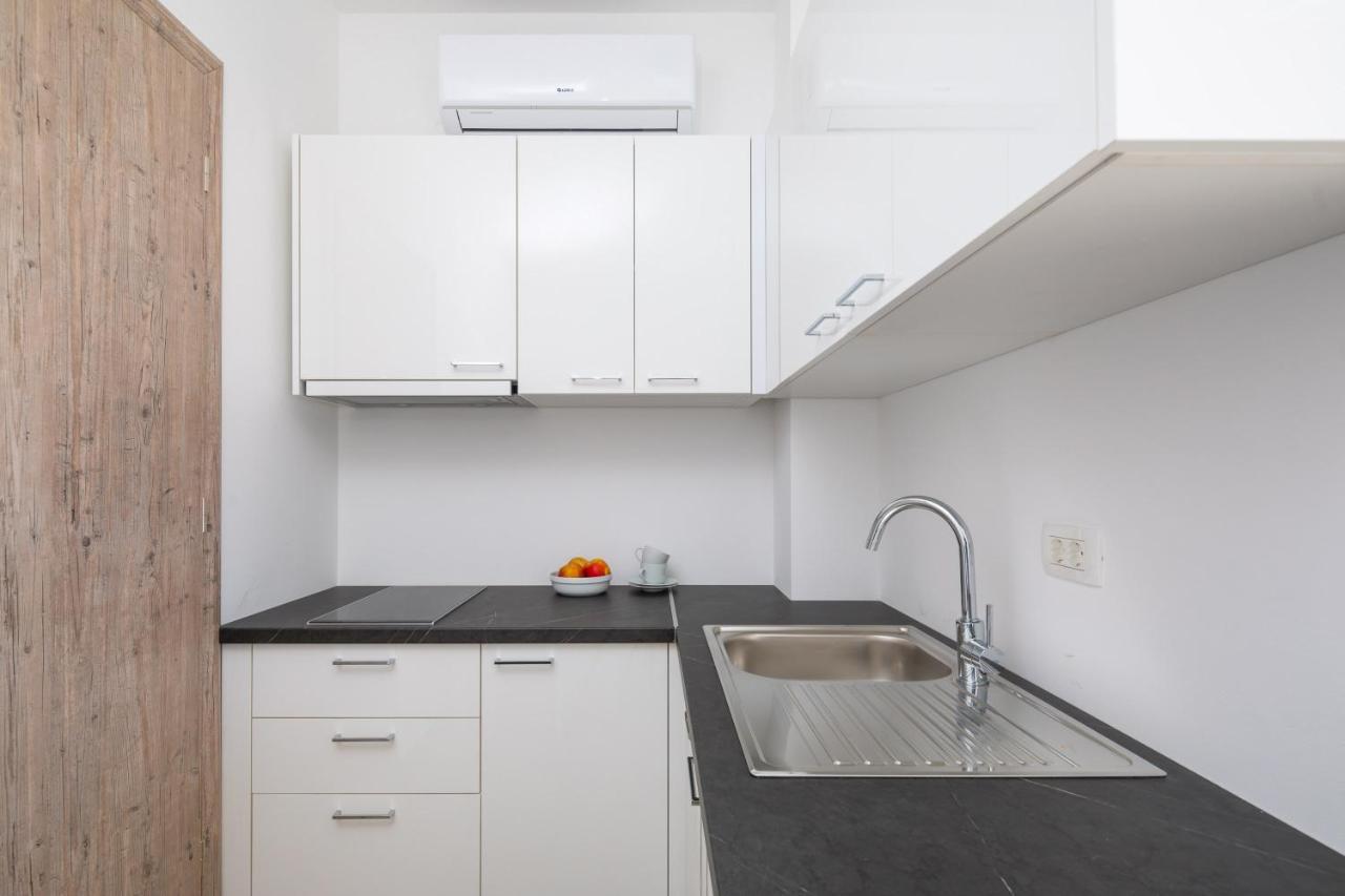 Absolute Beach Holidays Apartamento Dugi Rat Exterior foto