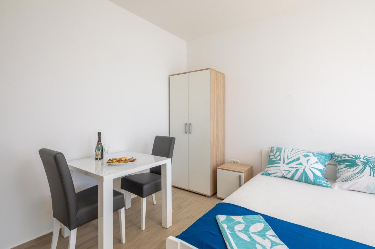 Absolute Beach Holidays Apartamento Dugi Rat Exterior foto